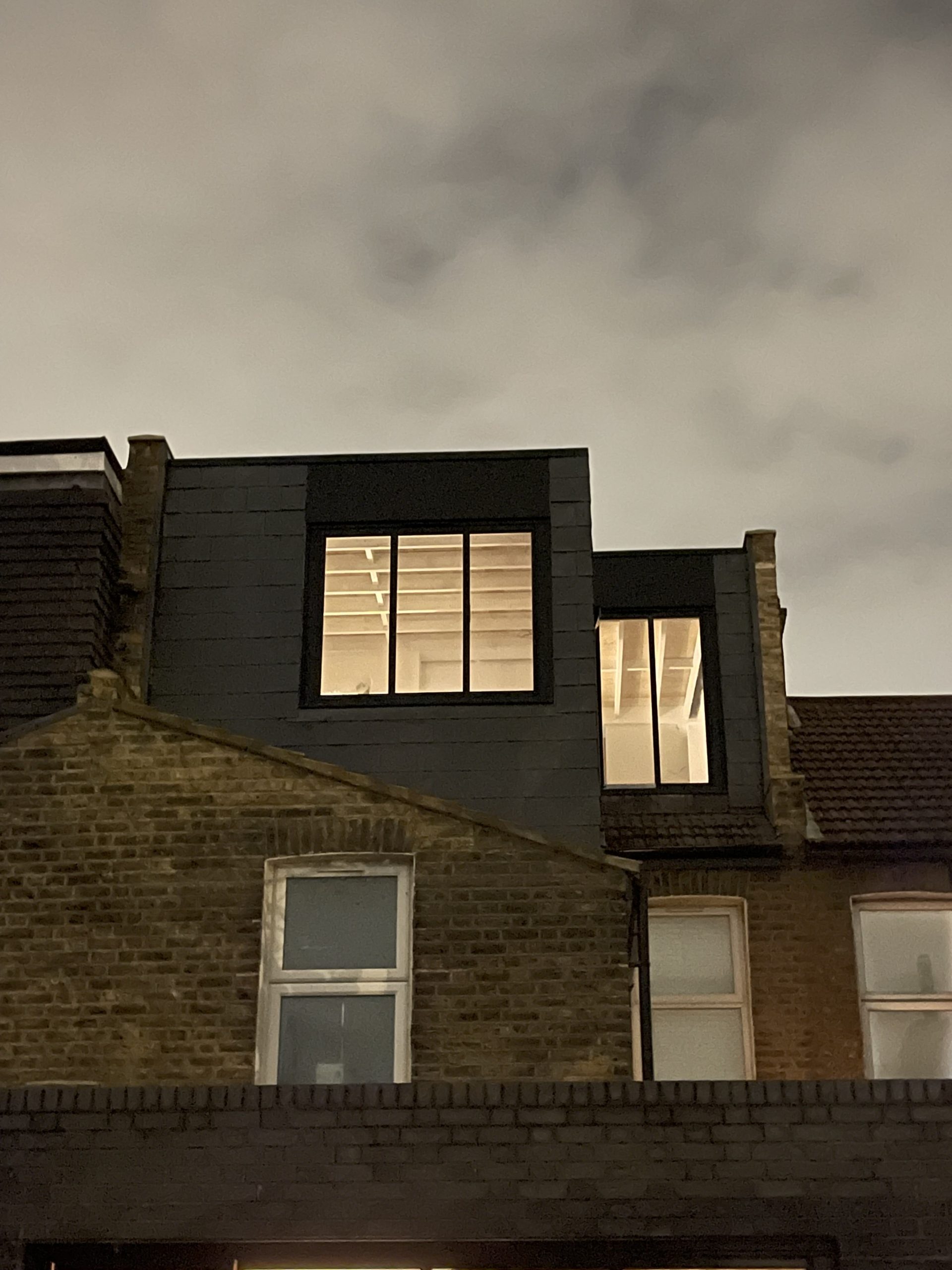 Image of the extention by night of the house. Showing the details.